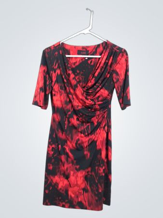 Aditi Rot Schwarz Batik Rüschkleid