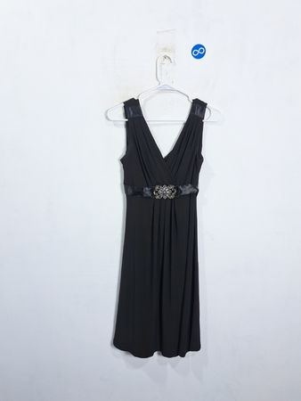 Robe noire à encolure en V Scarlett Nite avec taille ornée