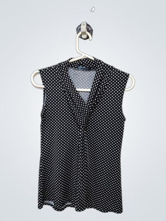 Top sans manches à pois noirs et blancs