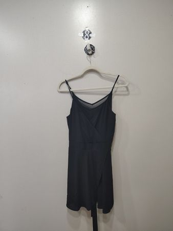 Robe portefeuille noire en satin.