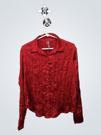 Rotes Hemd mit Knopfleiste und Kragen