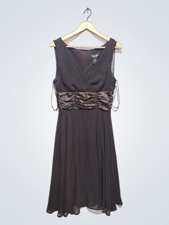 Robe sans manches brune petite connectée