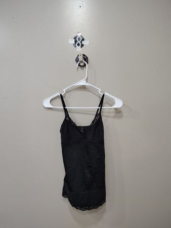 Débardeur noir avec bord en dentelle