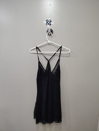 Schwarzes Spitzen-Nachtkleid