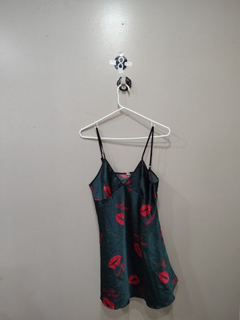 Robe verte en satin avec lèvres rouges et imprimé "Love