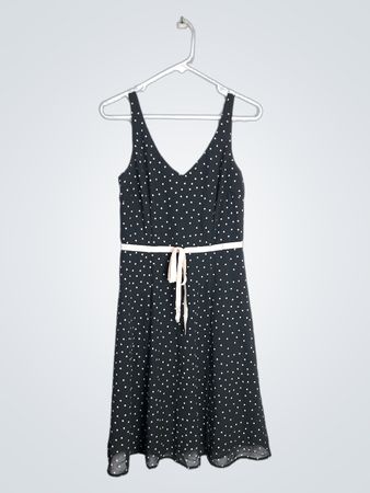 Schwarzes Pünktchenkleid mit rosa Bandgürtel