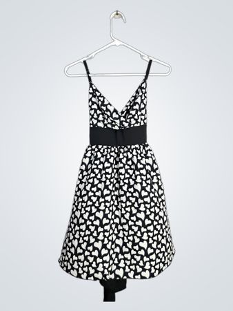 Robe imprimée cœur noir et blanc Derek Heart avec ceinture noire