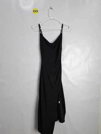 Robe noire à glissière sur le côté