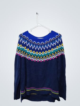 Pull bleu avec motif géométrique