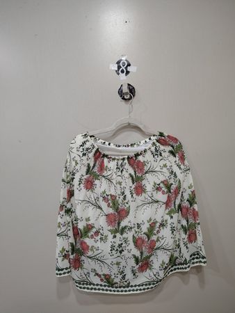 Langärmlige Bluse mit weißem Blumenmuster