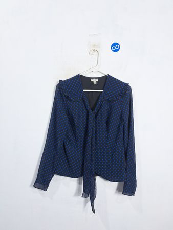 Bluse mit Rüschendekolleté in Blau mit Polka-Dots