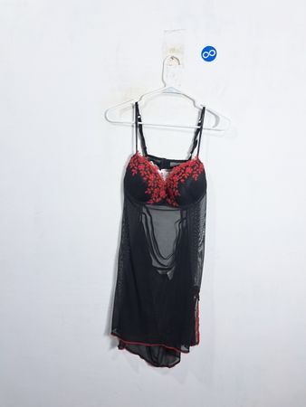 Schwarze und rote Babydoll-Unterwäsche