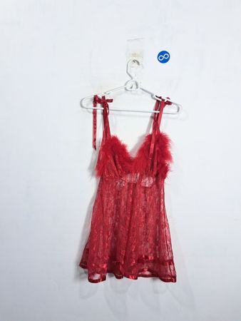 Christina Cole Verführerische Kleidung Rote Spitzen-Babydoll mit Federn