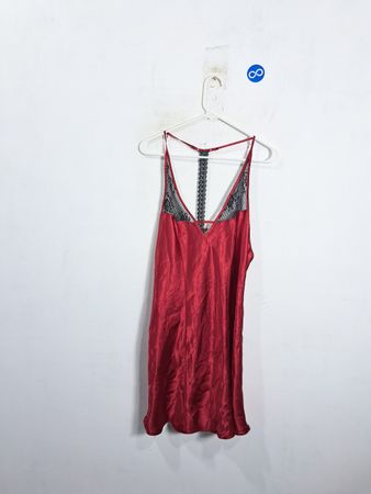 Chemise de nuit en satin rouge Ambrielle avec dentelle