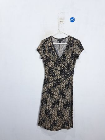 Robe portefeuille en dentelle noire pour femme Connected Apparel