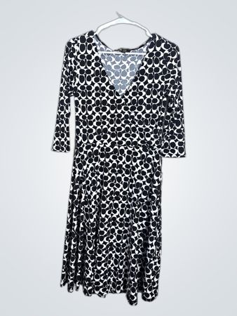 Lily Wickelkleid Schwarz Weiß Logo Druck