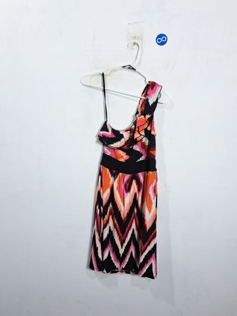 Ein Schulter Zickzackdruck Kleid