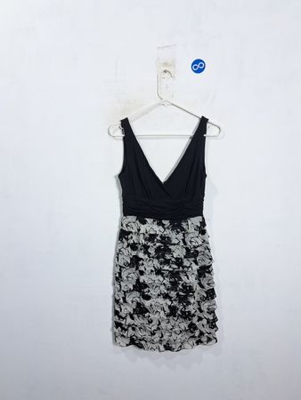 Robe noire à volants floraux S.L. Fashions