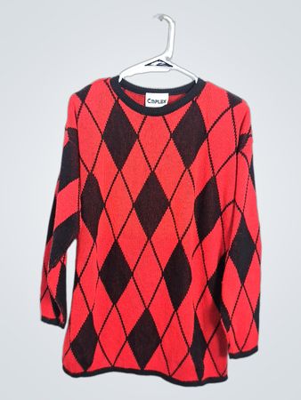 Le pull argyle rouge et noir complexe