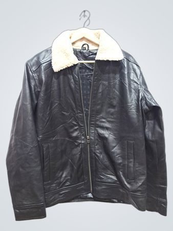 Schwarze Kunstlederjacke mit Sherpa-Kragen