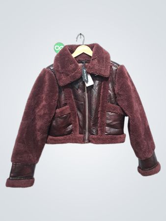 BLANKNYC Damen burgunderrote Kunstfell gefütterte Fliegerjacke