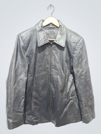 Jacqueline Ferrar schwarze Lederjacke