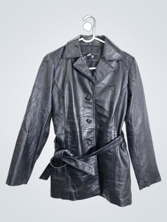 NEW YORK & COMPANY schwarze Lederjacke mit Gürtel