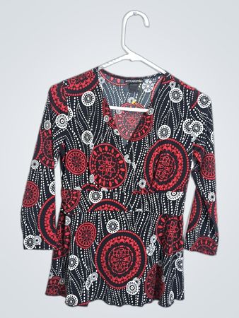 PETITE SOPHISTICATE Women's Red Black White Patterned V-Neck 3/4 Sleeve Top