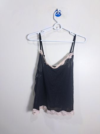Schwarzes Spaghettiträgershirt mit Spitze.