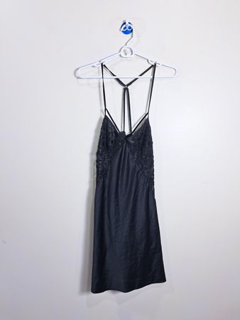 Schwarzes Spitzenbesatz-Unterkleid