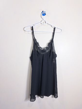 Schwarze durchsichtige Chemise mit Spitzenbesatz