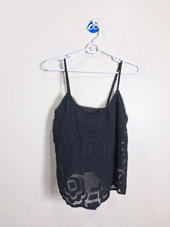 Schwarzes Blüten-Spitzenborte-Trägershirt