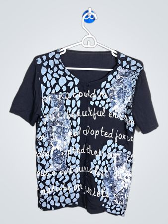 Schwarzes T-Shirt mit Muster und Textdruck