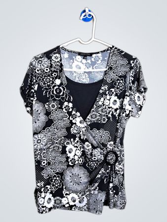NOTATIONS Haut à manches courtes V-neck imprimé floral noir et blanc