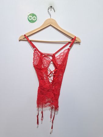 „Rotes Spitzen-Corsage-Bodysuit mit Strümpfen“