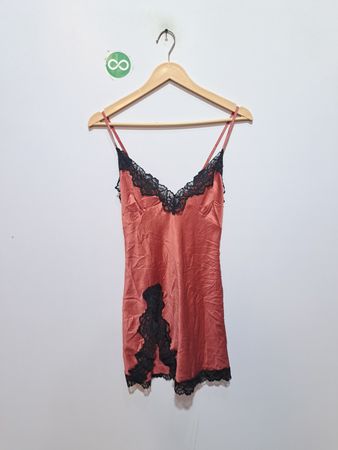 Korallenfarbene Slipdress mit schwarzem Spitzenbesatz