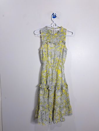 MOTHERHOOD Gelbes Blumenshirt ärmelloses Rüschenkleid