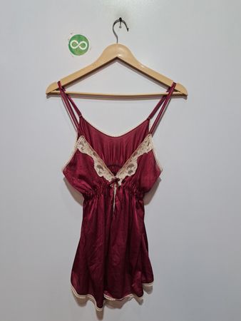 Nuisette en satin bourgogne avec bord en dentelle