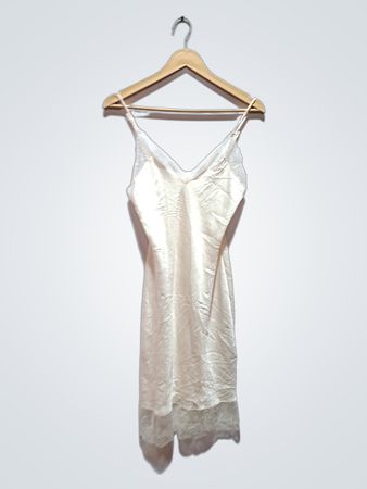 Cremfarbener Slipkleid mit Spitzenbesatz