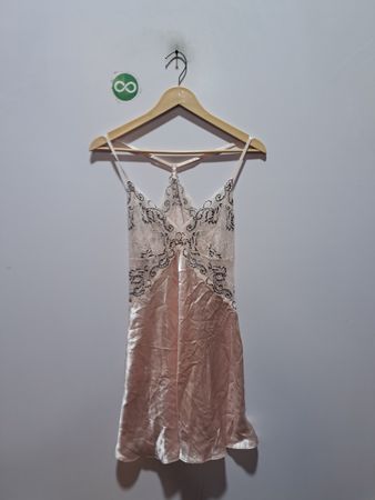 Rosa Slipkleid mit Spitzenbesatz