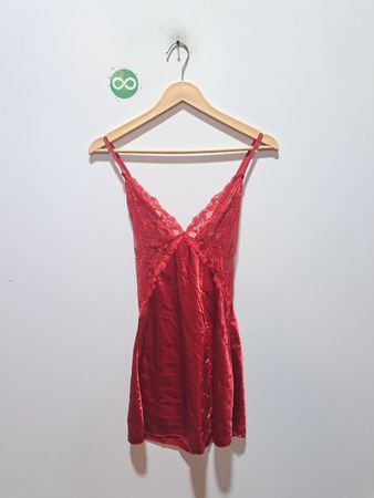 Rotes Slipkleid mit Spitzenbesatz