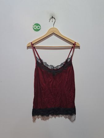 Burgunderrote Camisole mit schwarzer Spitzenkante