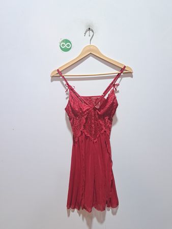 Rotes Spitzen-Unterkleid
