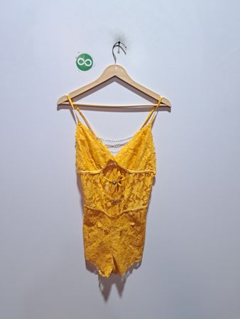 Gelber Spitzen-Body mit Kettendetail