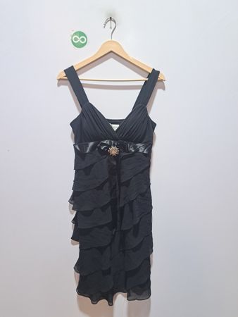 Schwarzes Kleid mit abgestuften Volants und Satinband-Detail