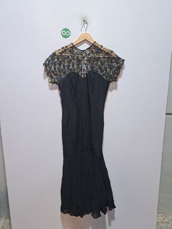 Schwarzes Kleid mit verziertem Halsausschnitt