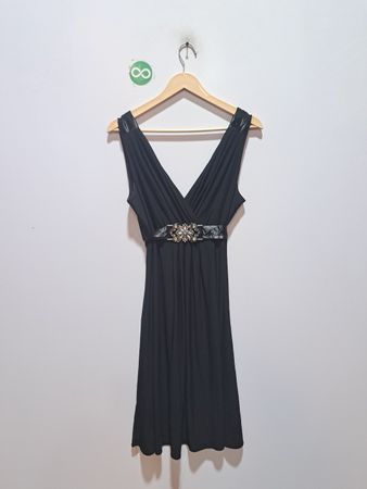 Scarlett Nite schwarzes V-Ausschnitt Kleid mit verziertem Taillenbereich