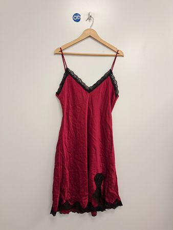 Rotes Slip-Kleid mit schwarzer Spitzenbesatz