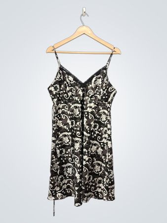 Schwarz-weißes Slipkleid mit floralem Muster und Spitzensaum