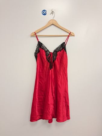 Nachtkleid mit roter Spitzenborte